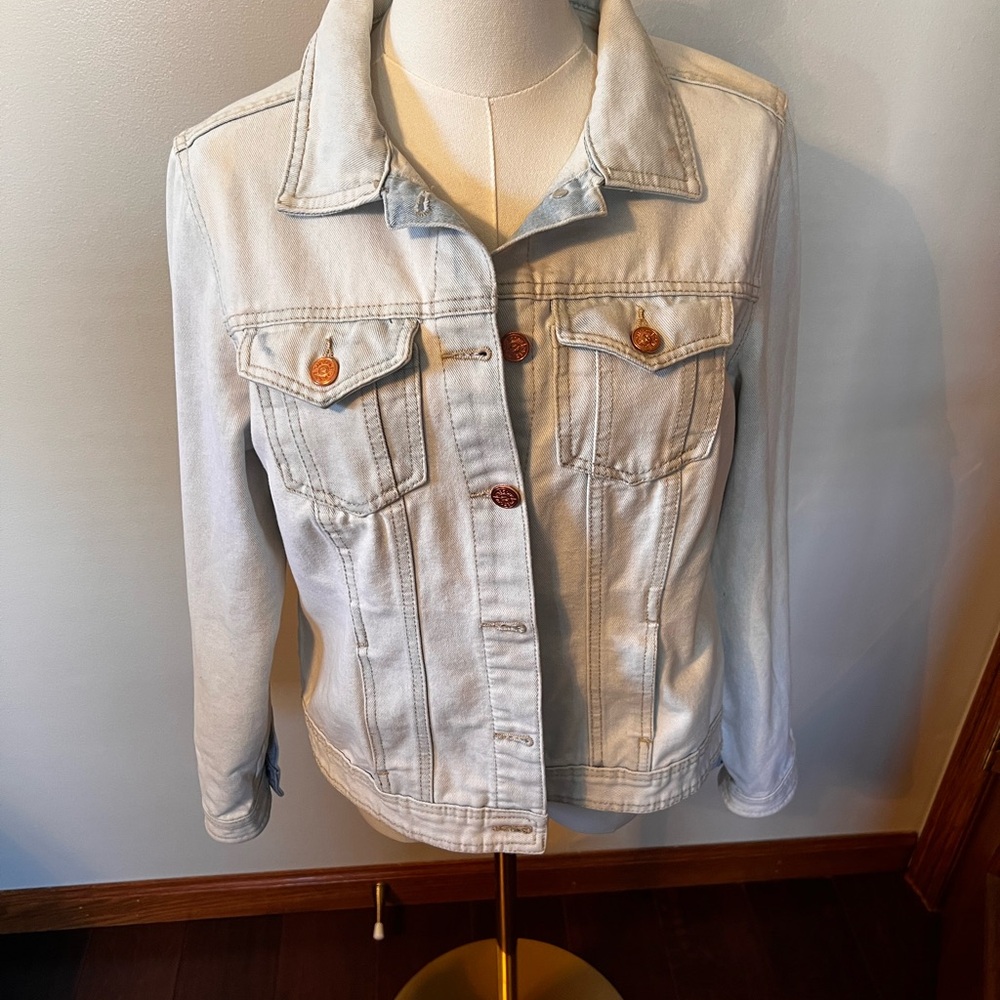 One 5 One Jean Jacket Light Denim Color  Size Medium Boutique
